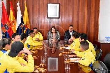 Recepción de la alcaldesa y del concejal de Deportes a los campeones del Club Taz Jinámar (Foto Antonio Alí)